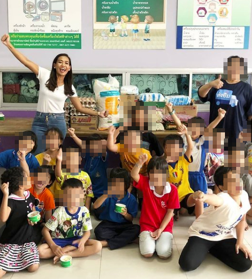 กาละแมร์ พัชรศรี ทำบุญแจกข้าวสาร-อาหารแห้ง แด่เยาวชนและผู้พ้นโทษ
