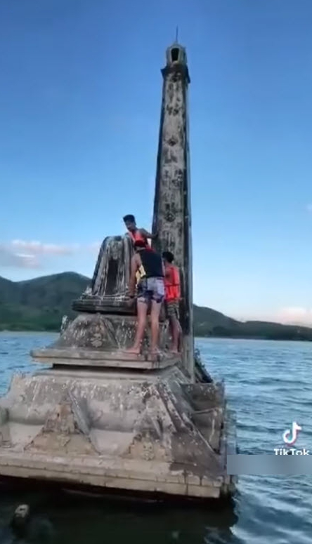 แก๊งวัยรุ่นเที่ยวอ่างเก็บน้ำคลองกะทูน ปีนเมรุเก่าที่จมน้ำกว่า 30 ปี ถ่