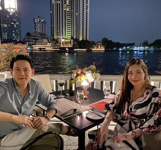 ฟลุค เกริกพล เซอร์ไพรส์ นาตาลี ฉลองโรงแรมหรู ในวันครบรอบแต่งงาน