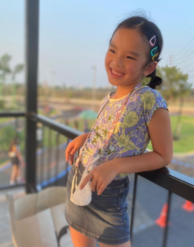 น้องปีใหม่ โชว์ยิ้มหวานโพสท่าถ่ายรูป ยิ่งโตยิ่งสวยได้ แม่แอฟ