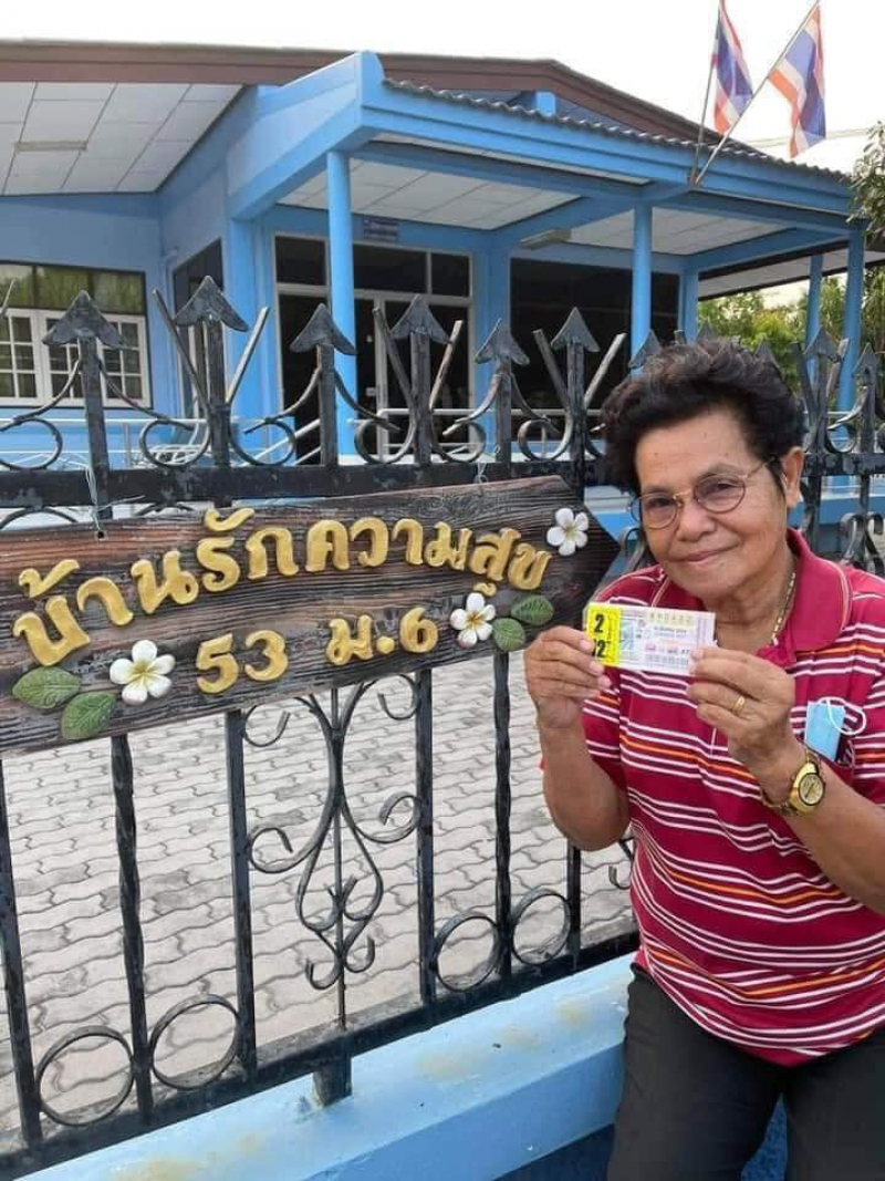 สาวใหญ่กรี๊ดลั่นบ้าน หยิบลอตเตอรี่มาดู ถูกรางวัลที่1 รับ 12 ล้านไปนอนกอด