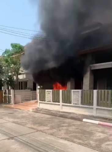 อุทาหรณ์ "รถBMW" ไฟลุกท่วมวอดทั้งคัน หวิดไหม้บ้าน