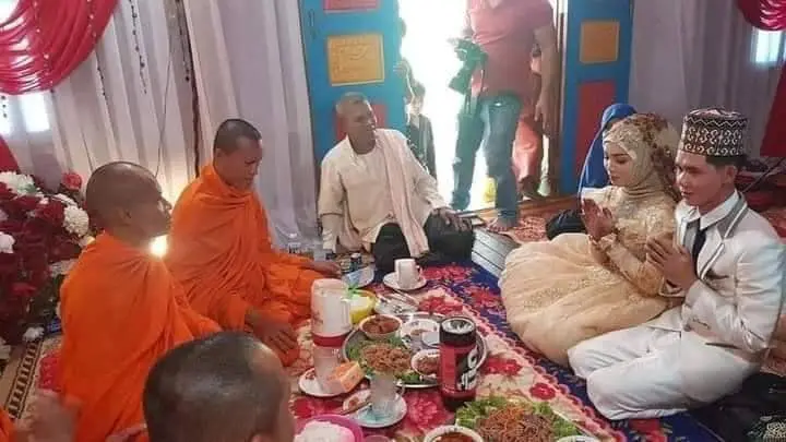 คู่บ่าวสาวมุสลิม เข้าพิธีแต่งงานในกัมพูชา แต่เชิญพระมาฉันภัตตาหาร