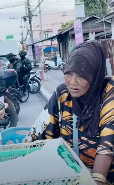 เมาะ วัย 70 สู้ชีวิต เข็นรถขายของเลี้ยงลูกชายพิการ ถึงตี 3