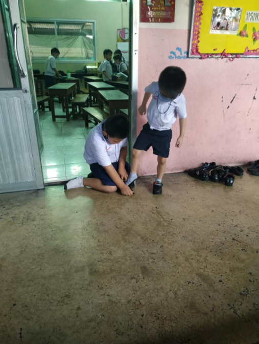 หัวอกแม่ อดยิ้มตามไม่ได้ หลังไปรับลูกที่โรงเรียน เห็นเพื่อนทำกับลูกชาย