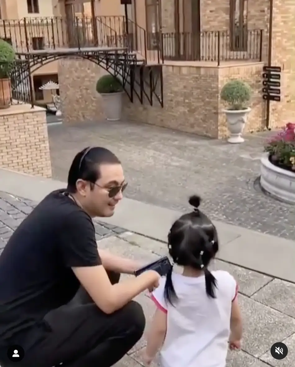 หนุ่ม ศรราม พาลูกสาว น้องวีจิ ไปเที่ยวกันสองคนพ่อลูก ในช่วงวันหยุด