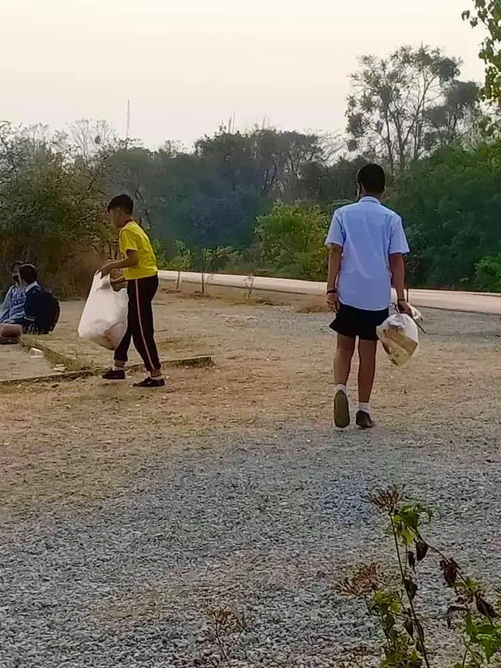 เเม่ค้าน้ำหวานให้2นักเรียนชายทานฟรี เห็นเป็นประจำเก็บขยะหลังเลิกเรียน