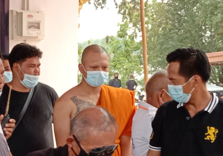 เผยภาพบรรยากาศ งานฌาปนกิจศพแม่ "พระอั๋น" ก่อนเป็นผู้จุดไฟเผาร่างแม่