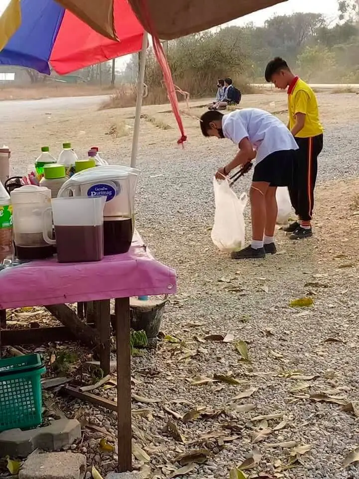 ชื่นชม 2 นักเรียนชาย ถือถุงเก็บขยะหน้ารร. หลังเลิกเรียน ก่อนกลับบ้าน