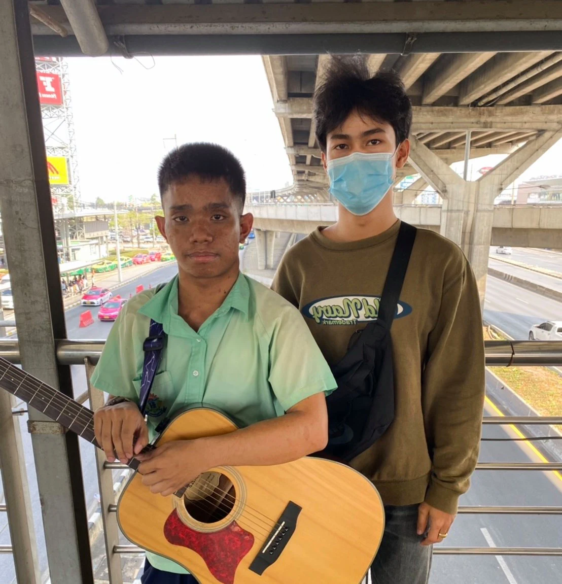 เด็กนักเรียนชั้น ม.ปลาย เล่นกีตาร์หารายได้เสริม เพื่อทุนเรียนต่อมหาลัย