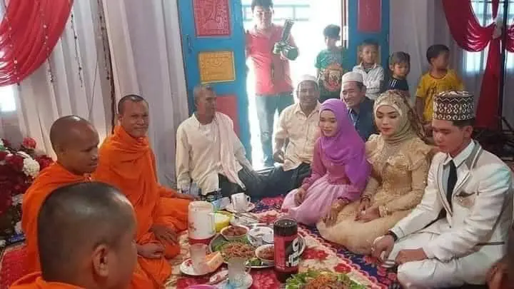 คู่บ่าวสาวมุสลิม เข้าพิธีแต่งงานในกัมพูชา แต่เชิญพระมาฉันภัตตาหาร