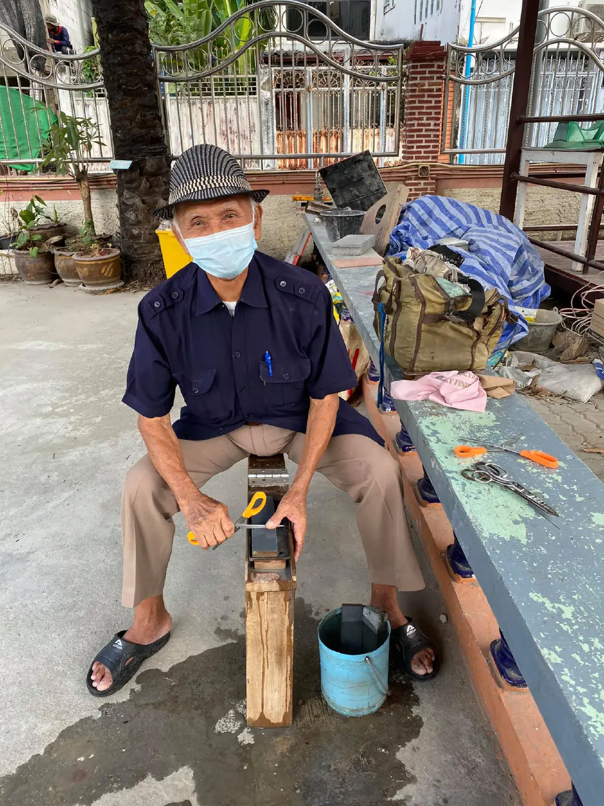คุณตา วัย 85 ปี รับจ้างลับคมมีด - กรรไกร หาเลี้ยงคู่ชีวิตกับลูกชายป่วย