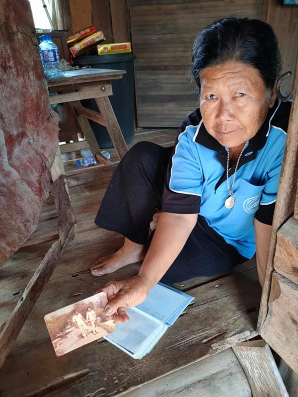 คุณยายนั่งรอคุณตาหน้าบ้านทุกวัน หลังคู่ชีวิตป่วยเป็นอัลไซเมอร์หายตัว