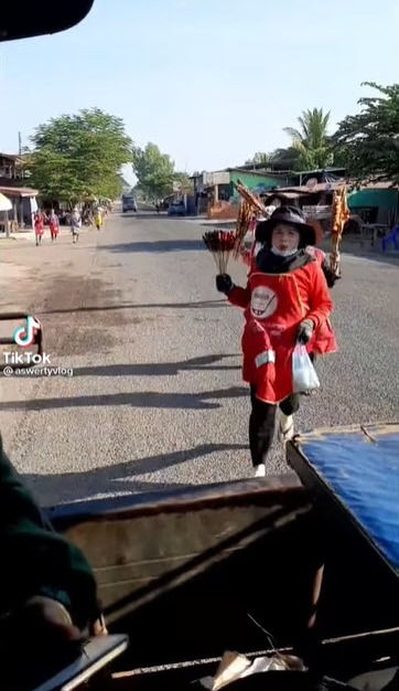 แม่ค้าเผยมิติใหม่ของการขายไก่ปิ้ง ยื่นเข้ามาขนาดนี้ เป็นใครก็คงต้องซื้