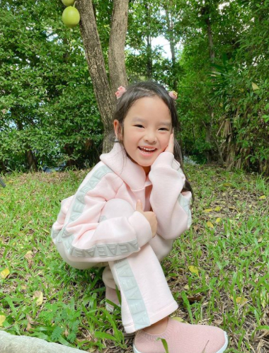 น้องปีใหม่ โชว์ยิ้มหวานโพสท่าถ่ายรูป ยิ่งโตยิ่งสวยได้ แม่แอฟ