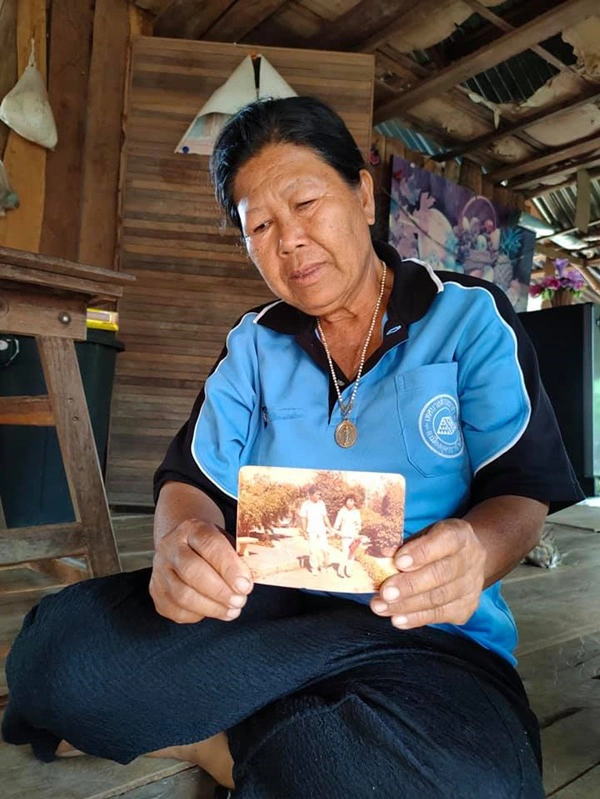 คุณยายนั่งรอคุณตาหน้าบ้านทุกวัน หลังคู่ชีวิตป่วยเป็นอัลไซเมอร์หายตัว