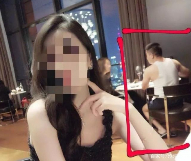 สาวจีนหน้าซีด โพสต์เหยียดหนุ่มใส่เสื้อกล้าม กินข้าวภัตตาคารหรู
