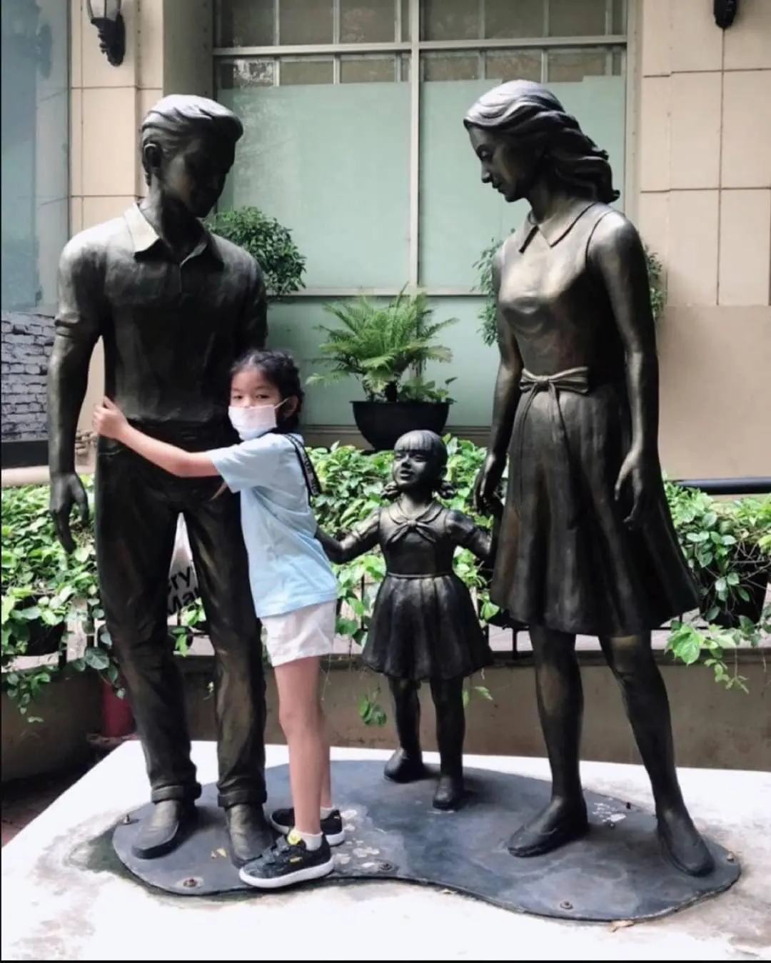 โบว์ แวนด้า เจ็บทุกครั้ง "น้องมะลิ" ขอถ่ายรูปกับรูปปั้น พ่อ แม่ ลูก