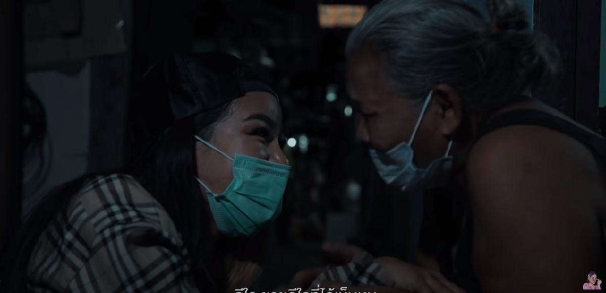พิมรี่พาย ควักเงินซื้อโซล่าเซลล์ 100 ดวง ให้ชุมชนที่มืดมิดมาหลาย 10 ปี