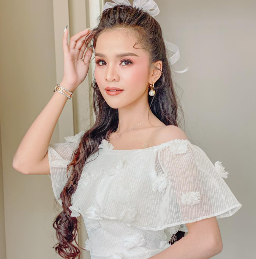 อาม ชุติมา กลับมาลุคเก่าสวมเสือยืดกางเกงยีนส์ ถูกใจแฟนคลับ