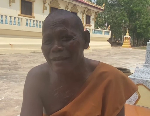 หลวงพี่ตกใจเสียงพลุ เอาตาลปัตรฟาดพระที่นั่งสวดข้างๆ ญาติโยมฮาลั่น