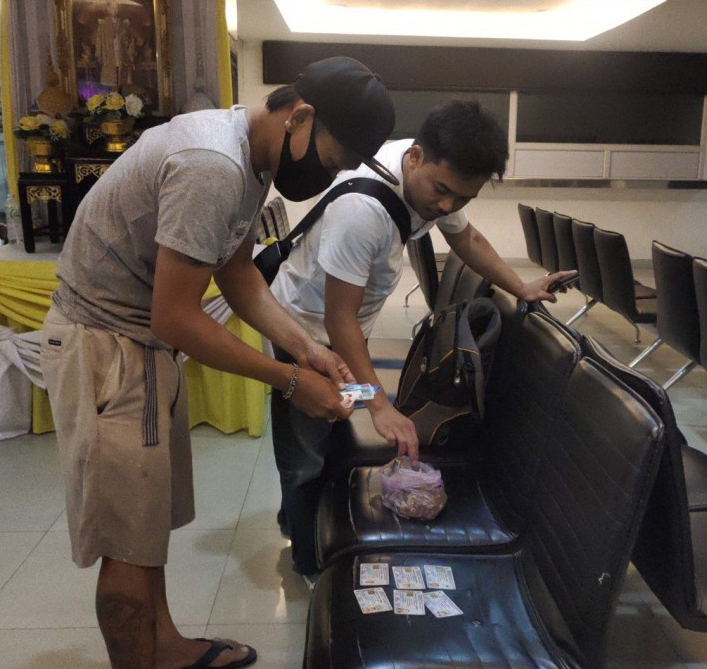 หนุ่มตกหมึกแต่ไม่ได้หมึก ดันได้กระเป๋า เปิดมาเจอบัตรประชาชน-ใบขับขี่-A