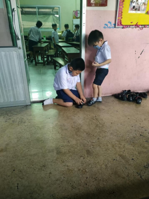 หัวอกแม่ อดยิ้มตามไม่ได้ หลังไปรับลูกที่โรงเรียน เห็นเพื่อนทำกับลูกชาย