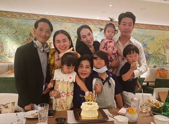 นาเดีย พาครอบครัวฉลองวันเกิดคุณแม่ กลางโรงแรมหรู