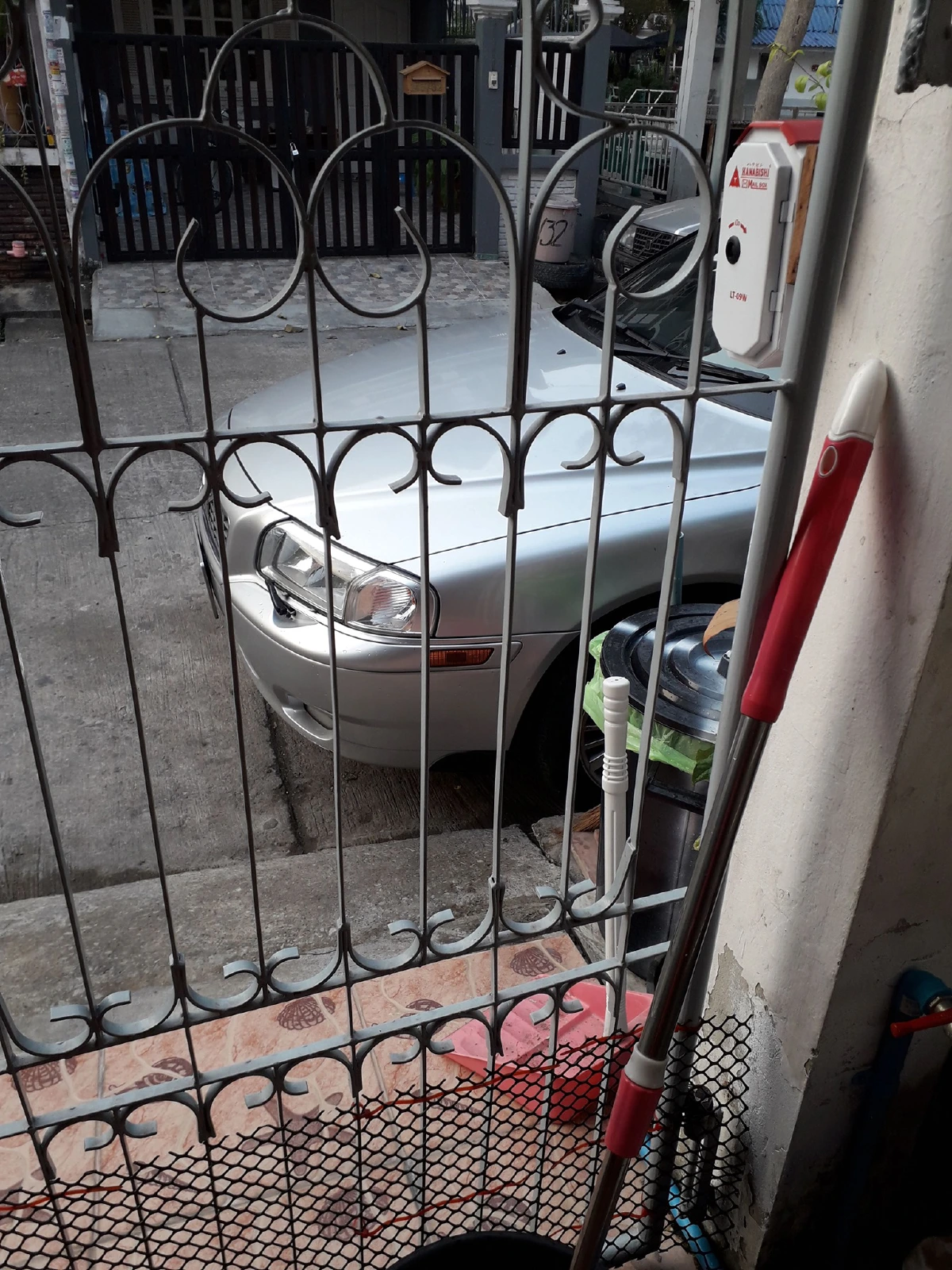 หญิงเจ้าของบ้านประชดชีวิต เดินไปบอกเพื่อนบ้านให้เลี้ยวเข้ามาจอดข้างใน