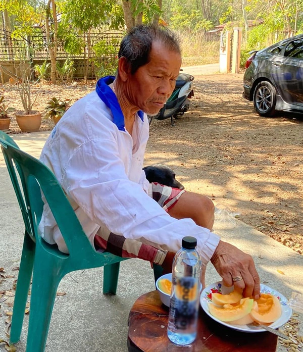 คุณยายนั่งรอคุณตาหน้าบ้านทุกวัน หลังคู่ชีวิตป่วยเป็นอัลไซเมอร์หายตัว