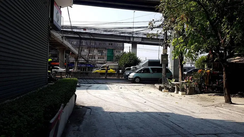 เจ้าของรถดวงแตก ขับขึ้นมาจอดบนทางเท้า เจอสายไฟฟ้าแรงสูงร่วงมาโดนเต็มๆ