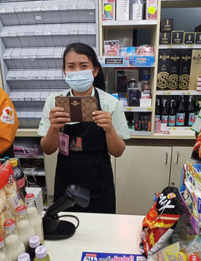สาวน้ำตาซึม ทำกระเป๋าเงินตังหาย ก่อนมีชาวบ้านเก็บได้ ไม่คิดว่าจะได้คืน