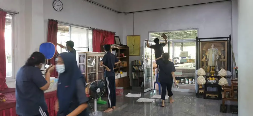 ปรบมือให้ กลุ่มนักเรียน นำเงินเก็บห้อง มาซื้ออุปกรณ์ทำความสะอาดวัด