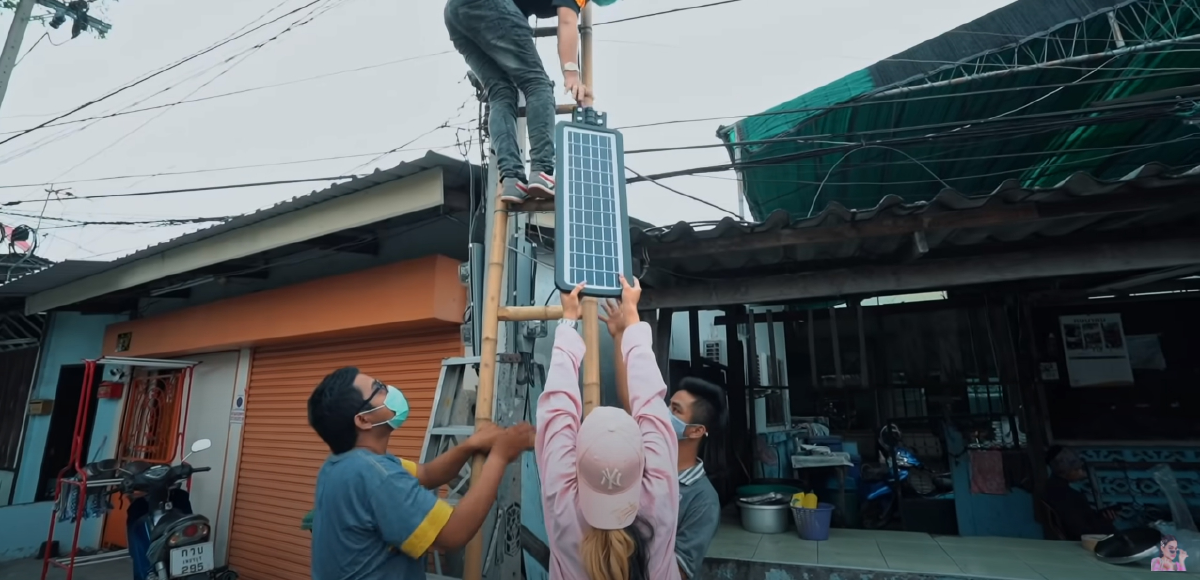 พิมรี่พาย ควักเงินซื้อโซล่าเซลล์ 100 ดวง ให้ชุมชนที่มืดมิดมาหลาย 10 ปี