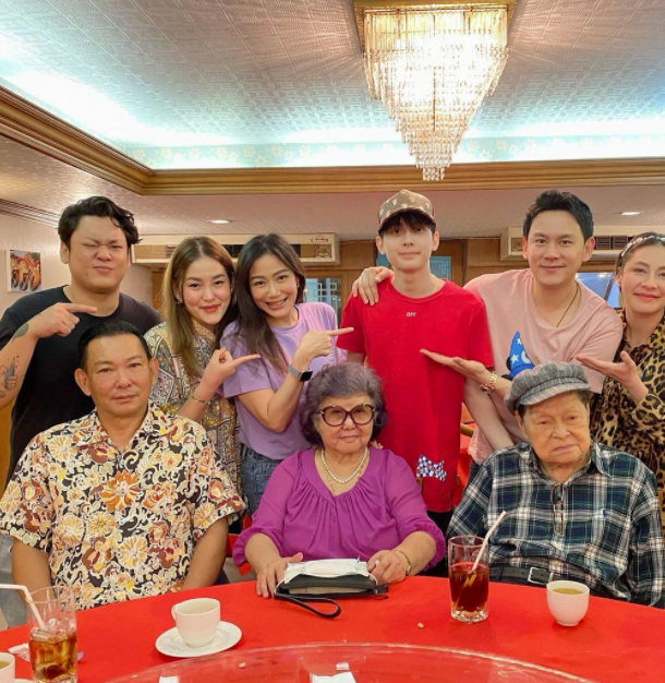 อบอุ่นหัวใจ น้องอชิ ลูกชาย ฟลุค เกริกพล ก้มกราบคุณปู่ในวันเกิดอายุครบ 18 ปี