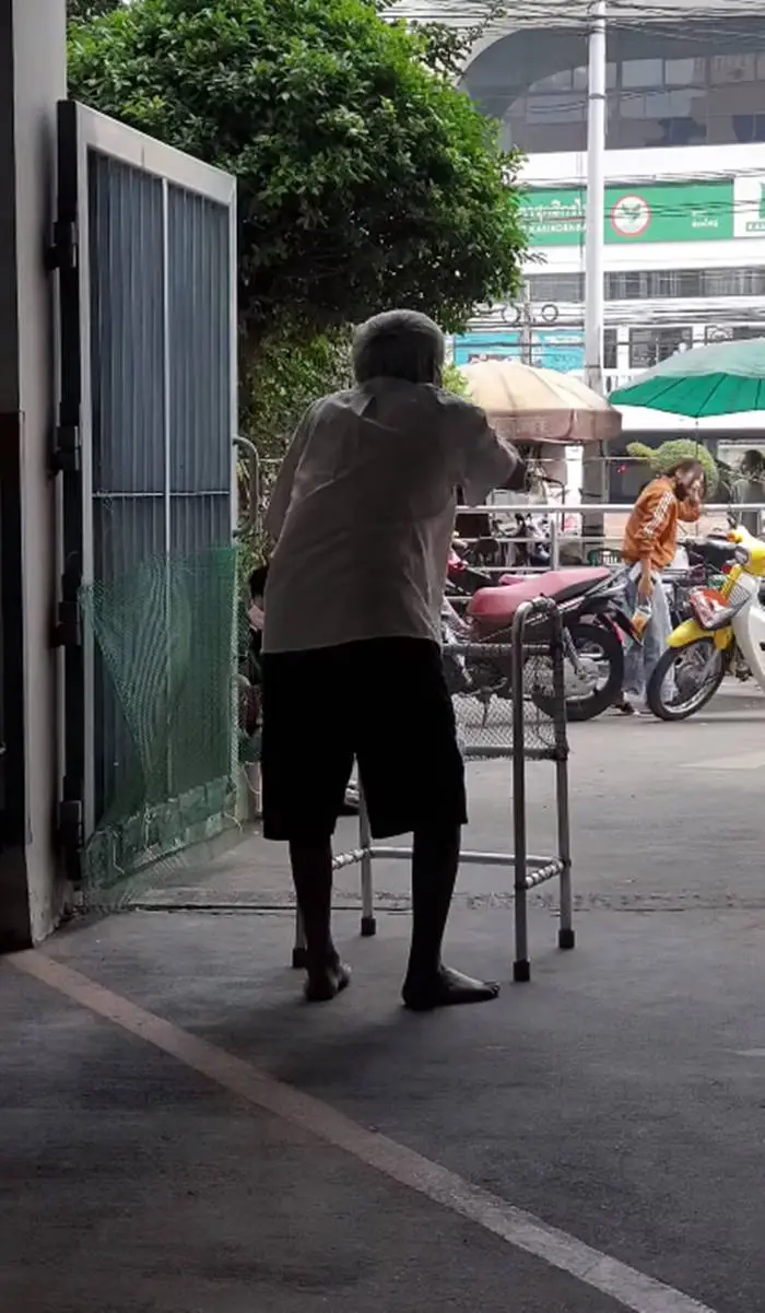 พระเห็นแล้วปวดใจ พาโยมแม่ชราไปลงทะเบียนเราชนะ แสนทรมานฝืนสังขาร