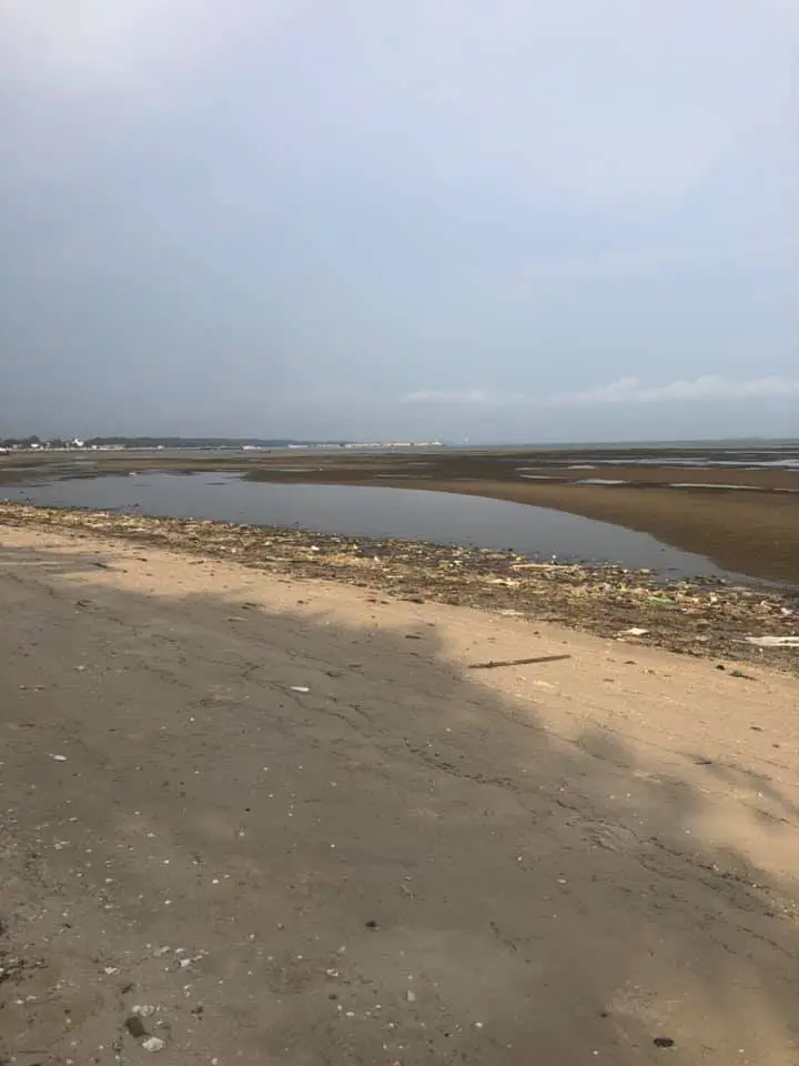 สาวแอบถ่าย ชายพลเมืองดีเดินเก็บขยะเกลื่อนหาดบ้านเพ เพียงลำพัง