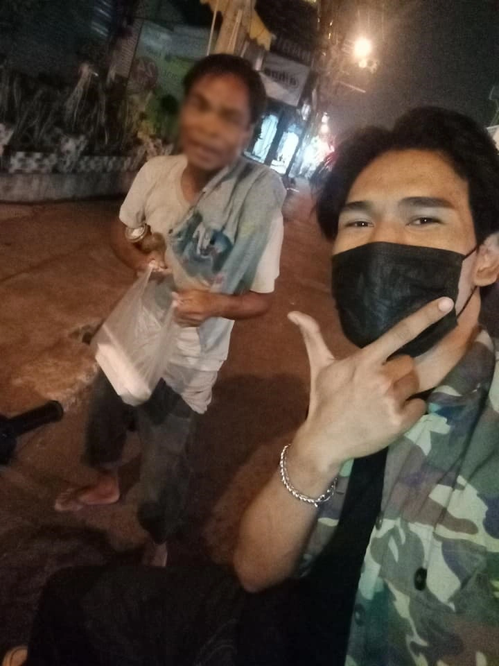 นักศึกษาหนุ่มใช้เวลาว่างเล่นดนตรีเปิดหมวก หาเงินซื้ออาหารแจกคนยากไร้