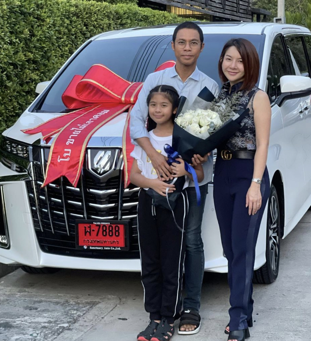 หนึ่ง จักรวาล ถอยรถหรูป้ายแดง เป็นของขวัญภรรยา-ลูกสาว