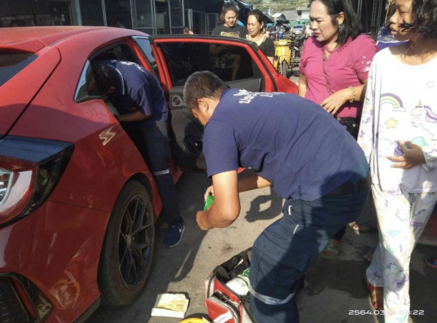 สาวท้องแก่สุดกลั้น คลอดลูกในรถกลางตลาด ปลอดภัยทั้งแม่และลูก