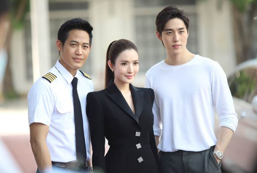 แอฟ ทักษอร ร่วมเฟรมถ่ายรูป โอปอล์-ปุ๊กกี้ โดน น้องปีใหม่ แย่งซีนเต็มๆ