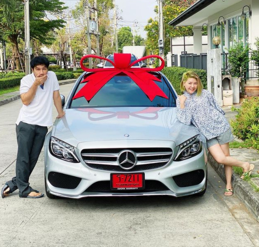 กอล์ฟ เบญจพล สุดดีใจ หลังภรรยาเซอร์ไพรส์รถหรูป้ายแดงคันแรกในชีวิต