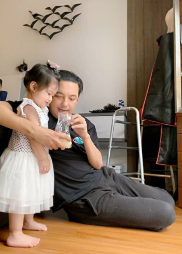 หนุ่ม ศรราม อวดความน่ารักของลูกสาว น้องวีจิ วัย 2 ขวบ โตเป็นสาวแล้ว
