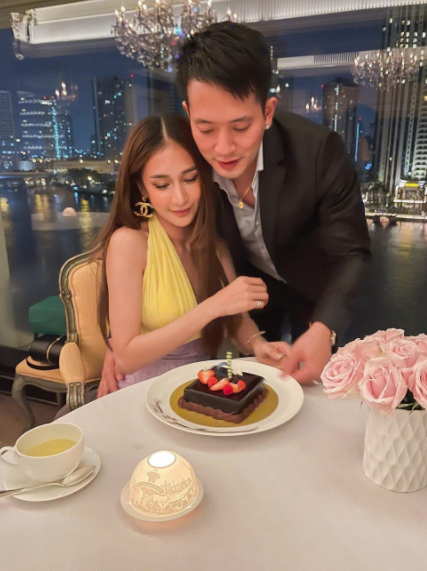 เนย โชติกา-ไฮโซอาร์ม ควงแขนดินเนอร์หรู โรงแรมหรูใจกลางเมือง