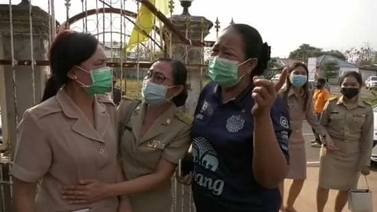 ครูสาว เสียบปลั๊กนอนเล่นไอแพค ก่อนถูกไฟช็อตเสียชีวิต
