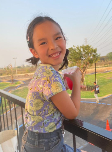 น้องปีใหม่ โชว์ยิ้มหวานโพสท่าถ่ายรูป ยิ่งโตยิ่งสวยได้ แม่แอฟ