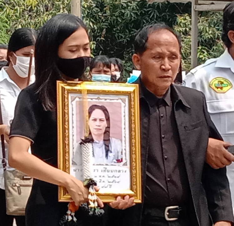 เผยภาพบรรยากาศ งานฌาปนกิจศพแม่ "พระอั๋น" ก่อนเป็นผู้จุดไฟเผาร่างแม่