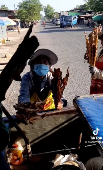 แม่ค้าเผยมิติใหม่ของการขายไก่ปิ้ง ยื่นเข้ามาขนาดนี้ เป็นใครก็คงต้องซื้