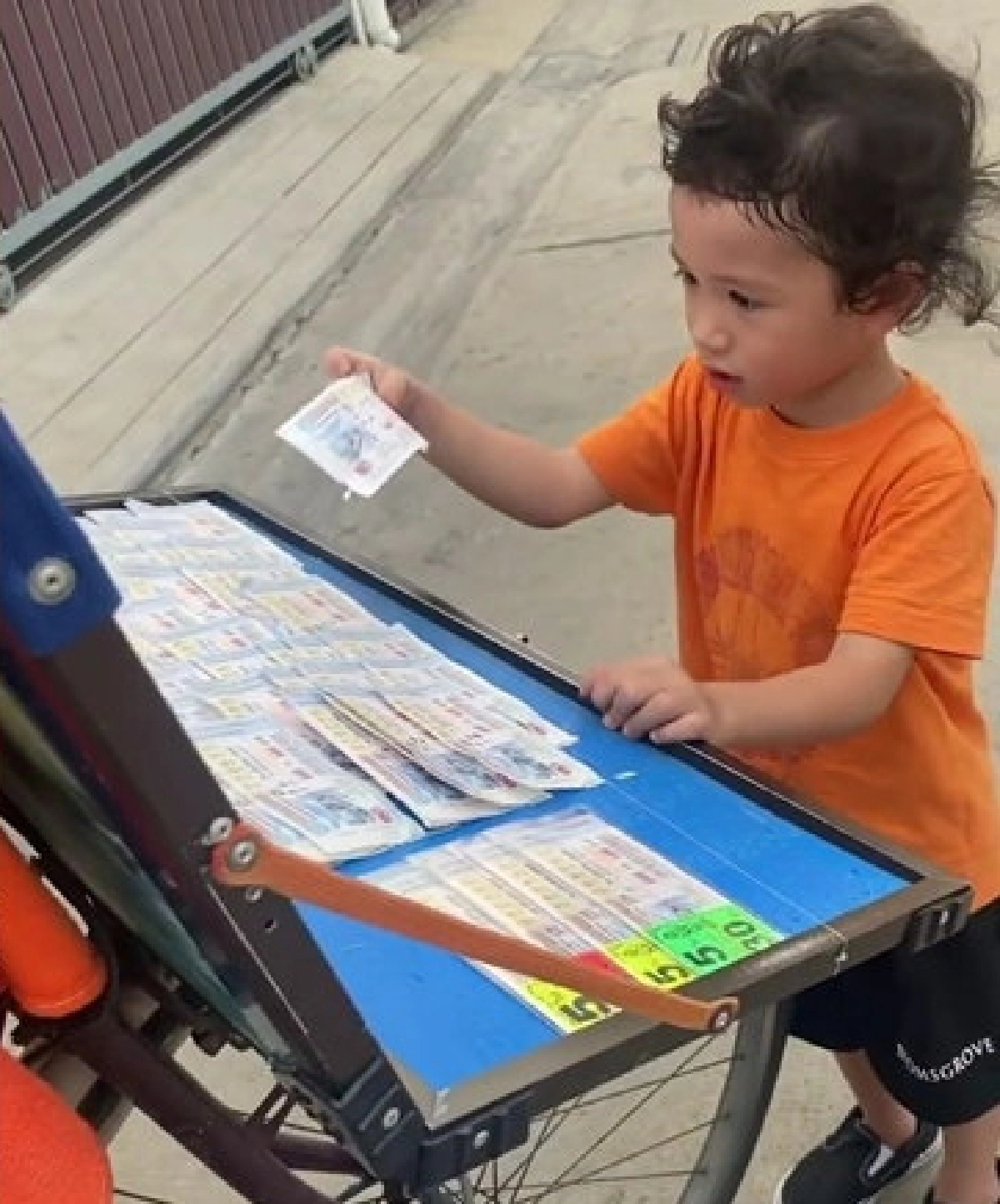 "น้องโพธิ์" ลูกชาคริต ท่องคาถาจับลอตเตอรี่เลขเด็ด พูดชัดๆ "รวย"