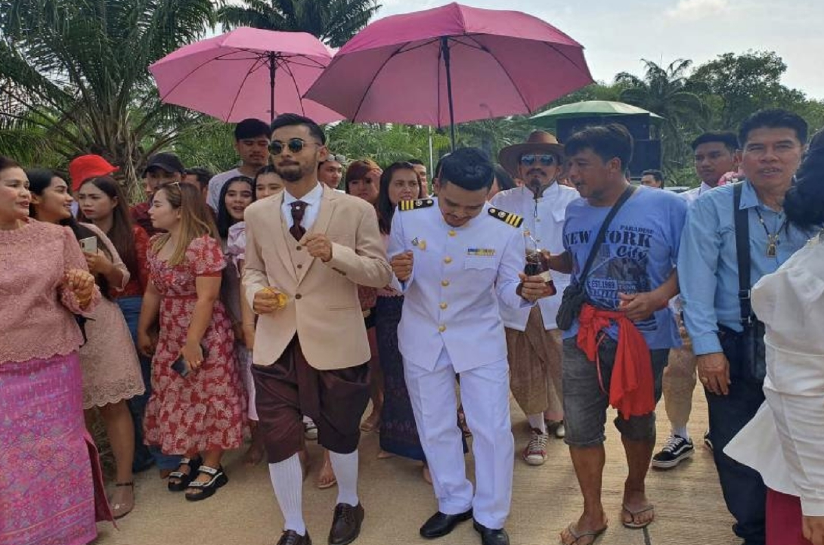 สองเจ้าบ่าวหอบสินสอด ขอเจ้าสาวฝาแฝดแต่งงาน หน้าเหมือนกันจนแยกไม่ออก